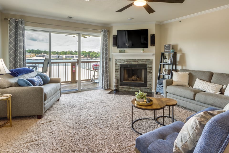 Lake Views + Pool Access: Condo in Osage Beach! Apartment in Osage Beach