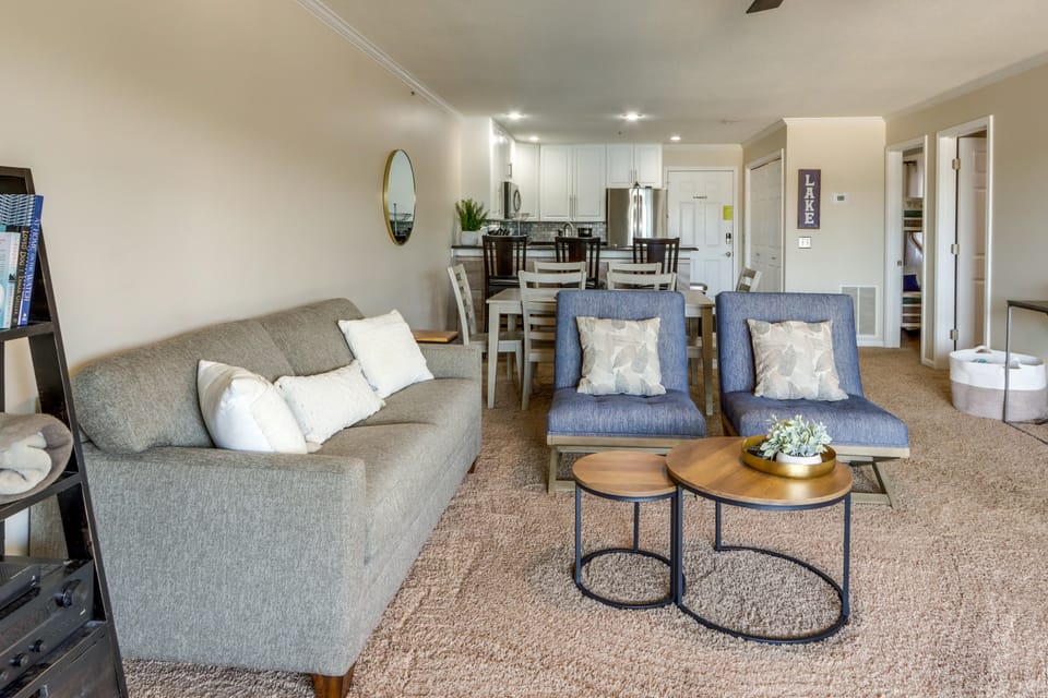 Lake Views + Pool Access: Condo in Osage Beach! Apartment in Osage Beach