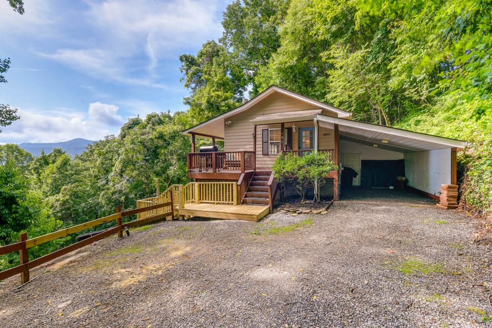 Mtn-View Escape w/ Hot Tub, 9 Mi to Skiing! House in Maggie Valley