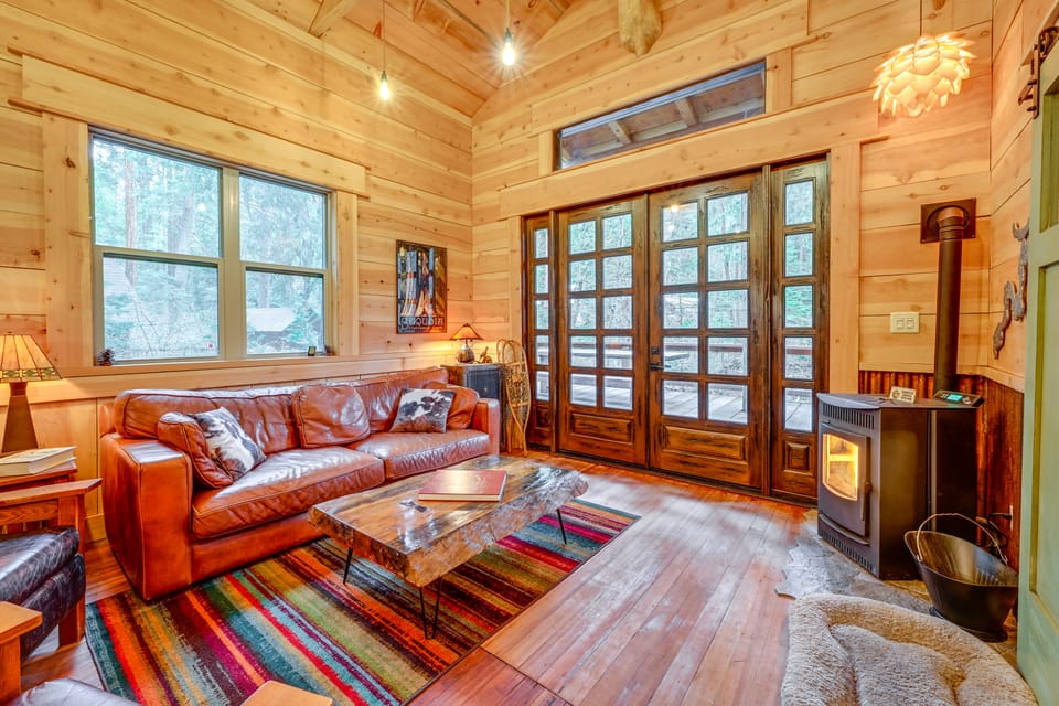 Creekside Cabin ~ 26 miles to Kings Canyon! House in Sierra Nevada
