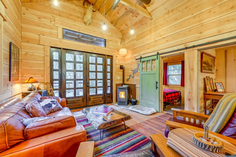 Creekside Cabin ~ 26 miles to Kings Canyon! House in Sierra Nevada