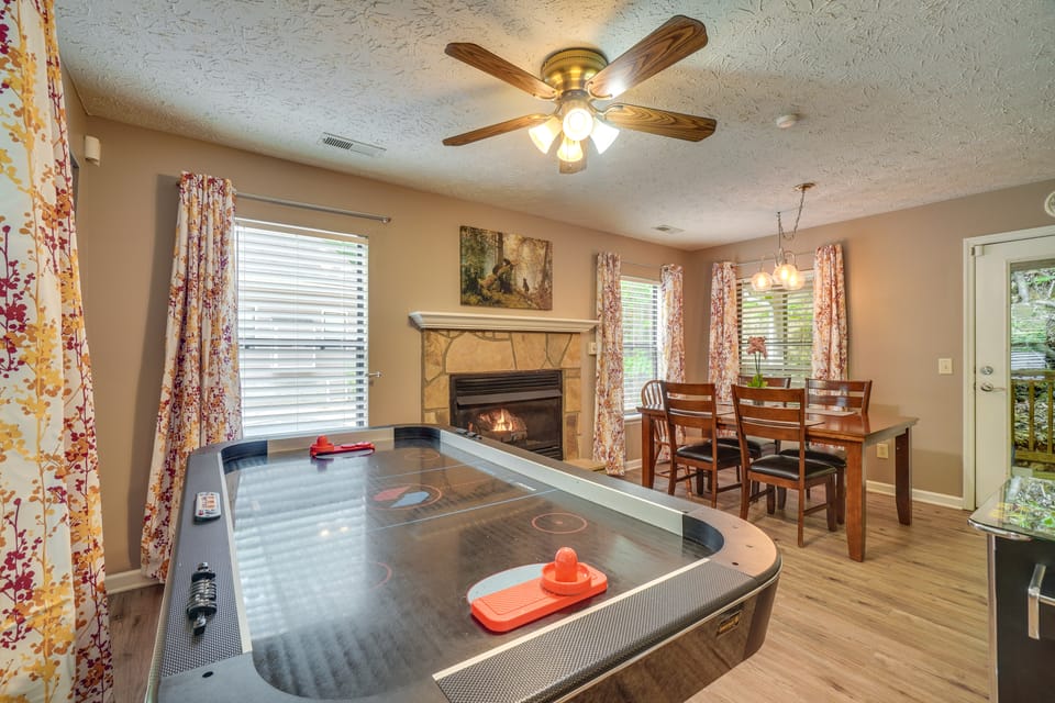 Hot Tub & Games! Smoky Mtn Cabin in Gatlinburg House in Gatlinburg