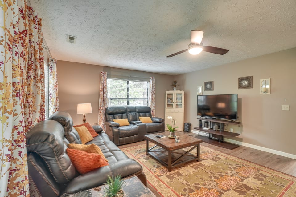 Pool Access & Hot Tub! Smoky Mtn Gatlinburg Cabin House in Gatlinburg