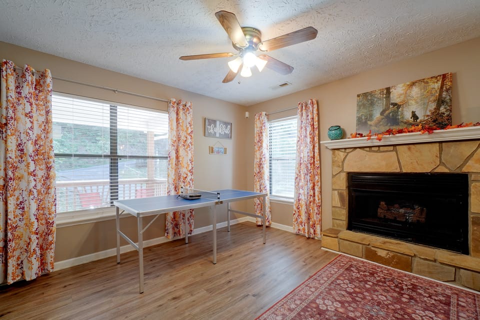 Smoky Mtn Cabin w/ Hot Tub Near Ober Gatlinburg House in Gatlinburg