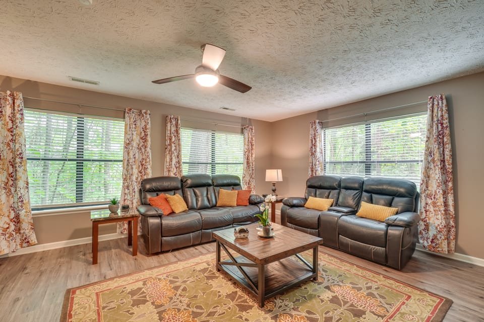 Hot Tub & Games! Smoky Mtn Cabin in Gatlinburg House in Gatlinburg