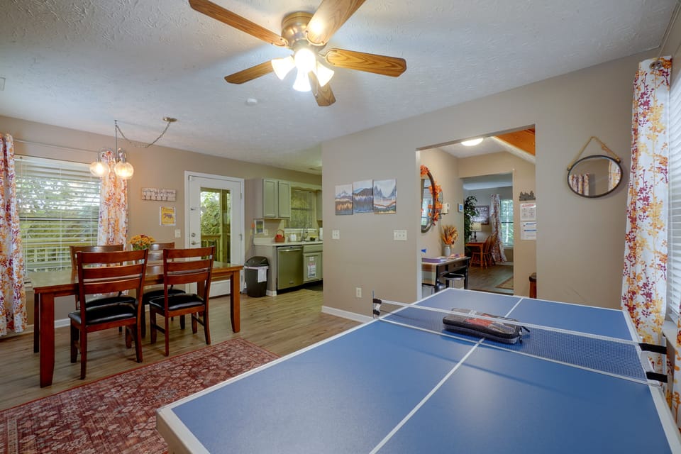 Smoky Mtn Cabin w/ Hot Tub Near Ober Gatlinburg House in Gatlinburg