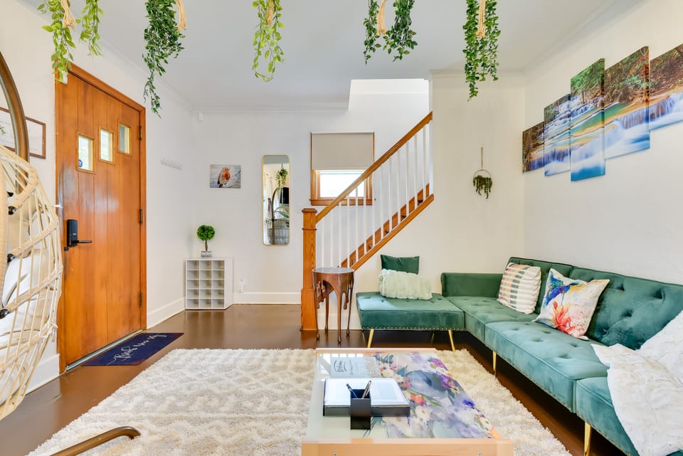 Themed New York Home ~ 2 Mi to Niagara Falls! House in Niagara Falls