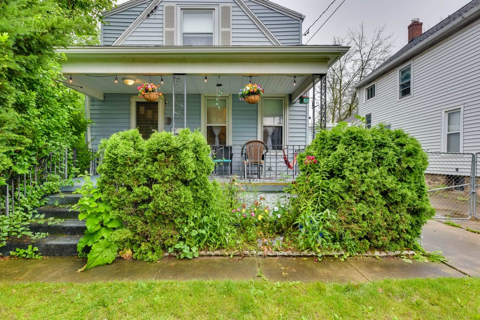 Explore Niagara Falls! Colorful Upstate Getaway House in Niagara Falls