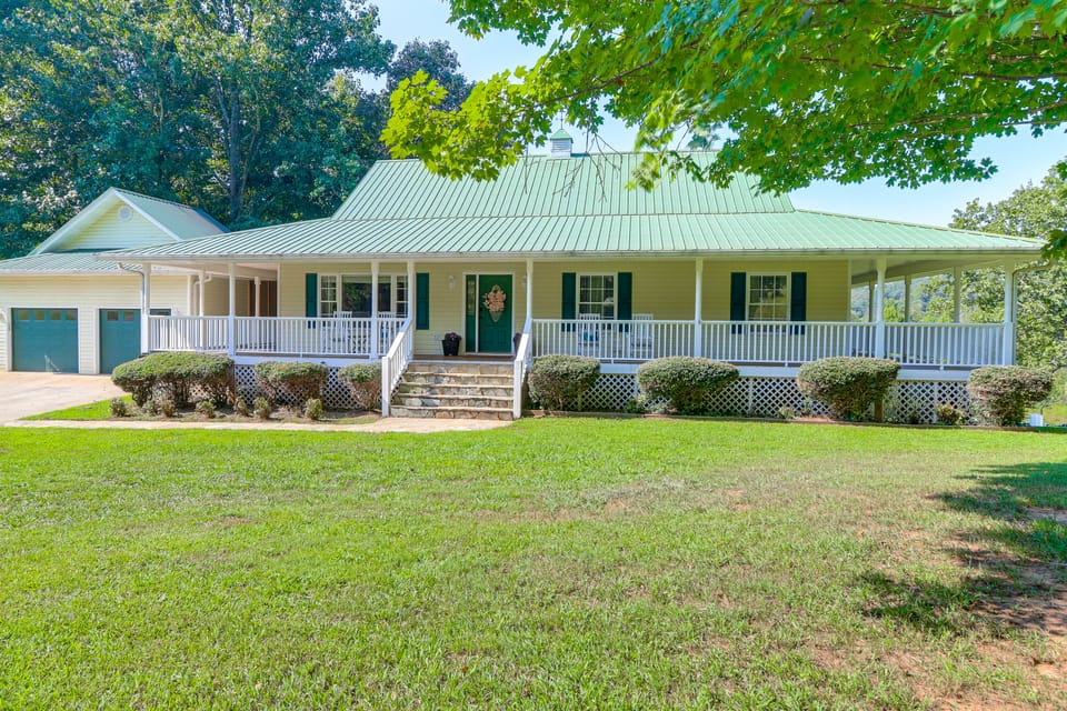 12 Acres, Hot Tub & Creek: Spacious Ellijay Haven House in Georgia