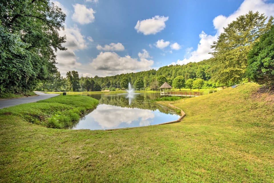 Clayton Resort Getaway w/ Pool Access, Pickleball! Apartment in Georgia