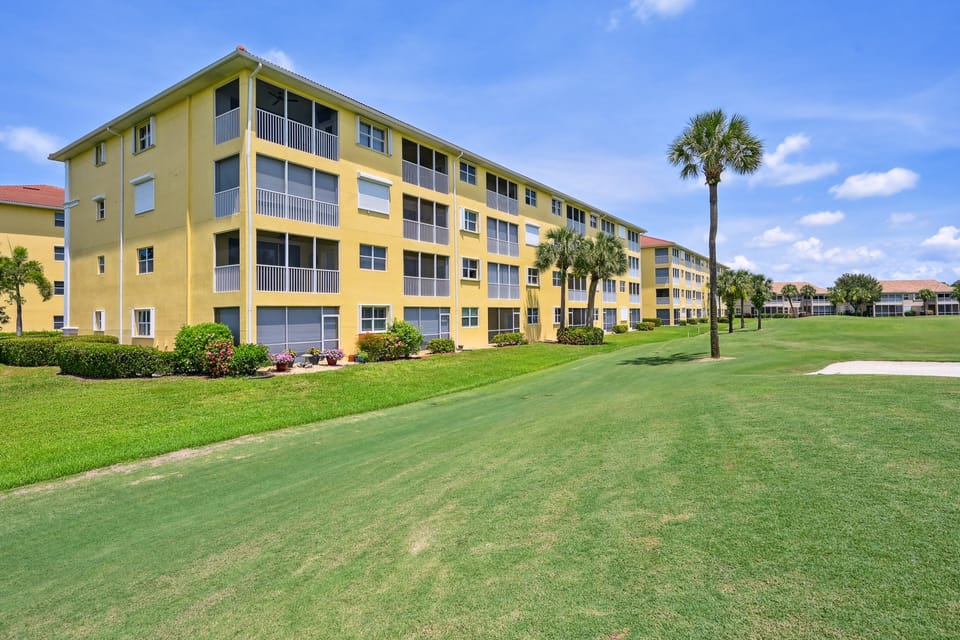 Elegant Naples Condo w/ Golf View & Community Pool Apartment in Collier County