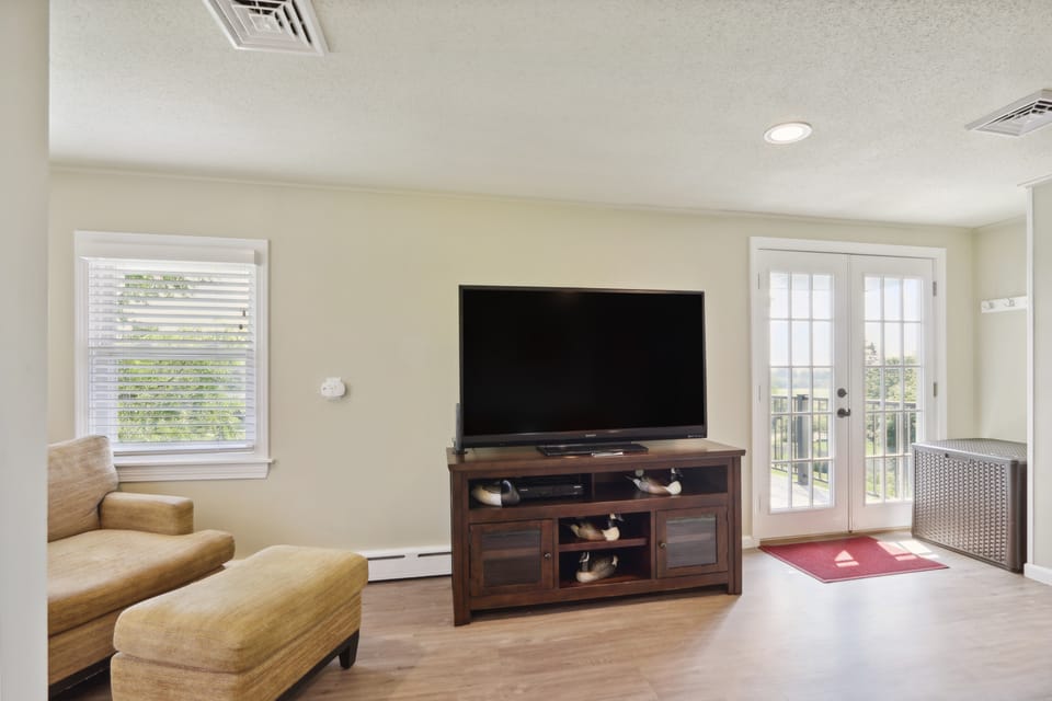 Connecticut Retreat: Steps to Historic Downtown! Apartment in Morris