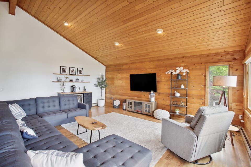 Crystal Lake Vacation Rental, 3 Mi to Betsie River House in Michigan