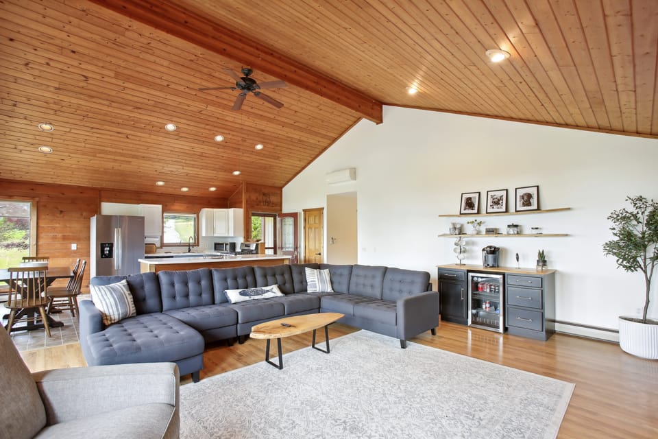 Crystal Lake Vacation Rental, 3 Mi to Betsie River House in Michigan