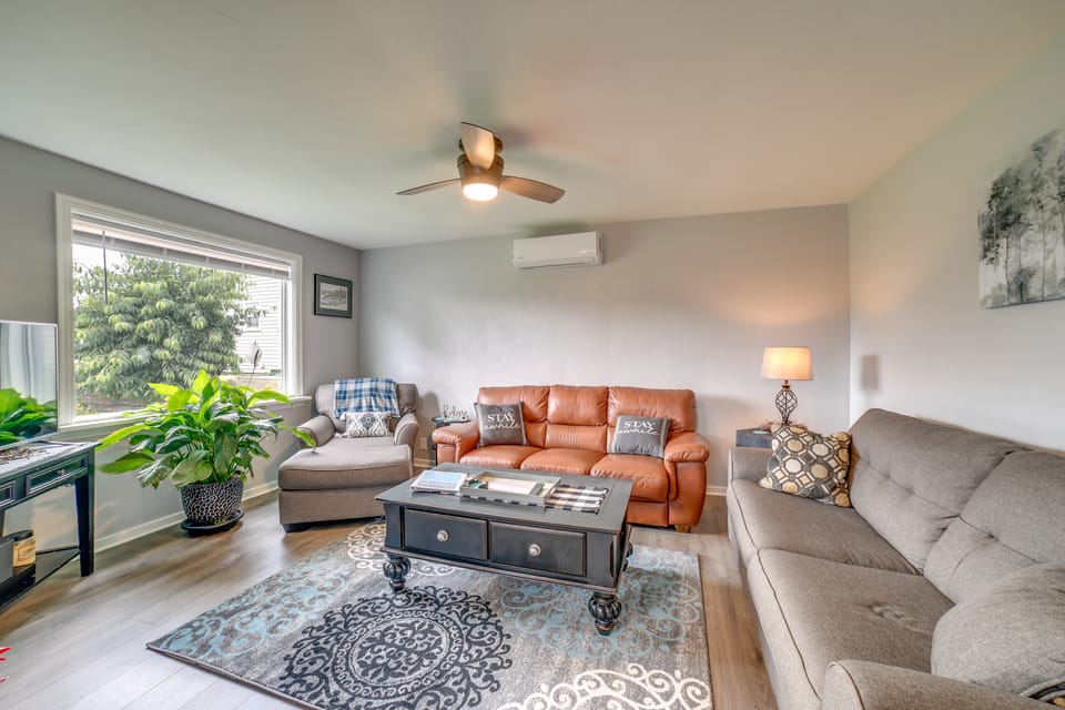 Deck & Patio: Inviting Abode in Natrona Heights! House in Allegheny River