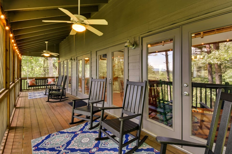 Spacious Georgia Escape w/ Fireplace, Deck & Grill House in Georgia