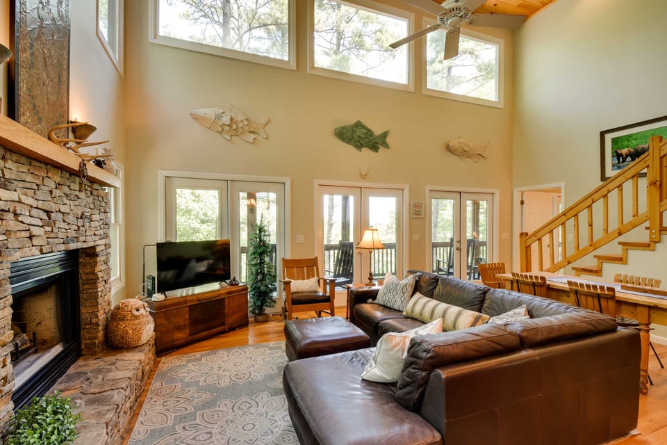 Spacious Georgia Escape w/ Fireplace, Deck & Grill House in Georgia