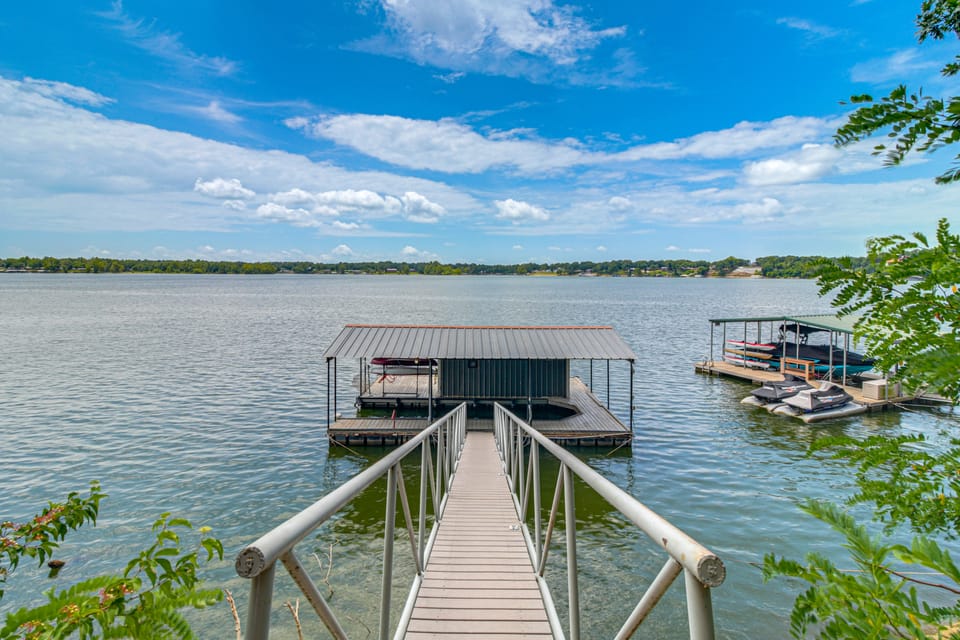 Private Hot Tub & Dock: Lakefront Grove Retreat! House in Ozark Mountains