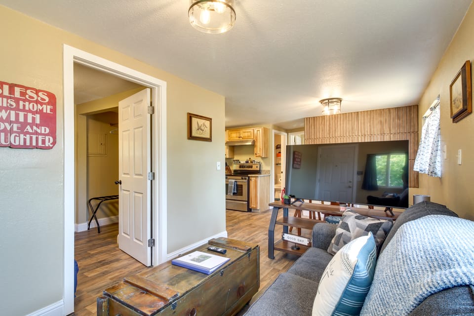 Fish On-Site & Explore Coos Bay! Creekfront Cabin House in Oregon