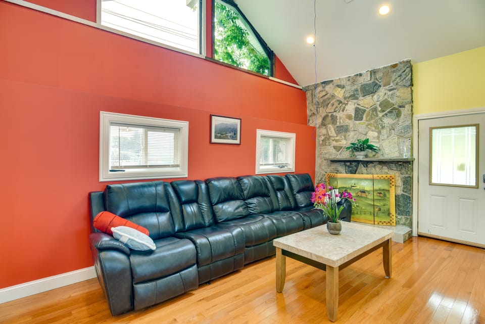 Massachusetts Vacation Rental: 5 Mi to Fall River House in Swansea