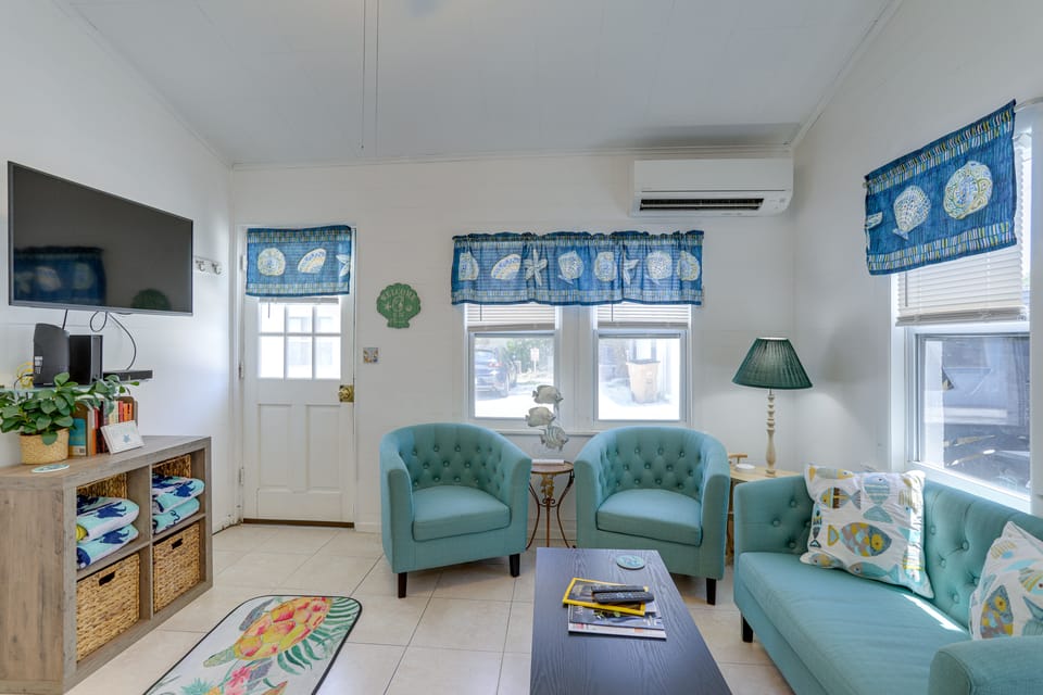Steps to Seawall: Cozy Indian Rocks Beach Cottage Cottage in Indian Rocks Beach