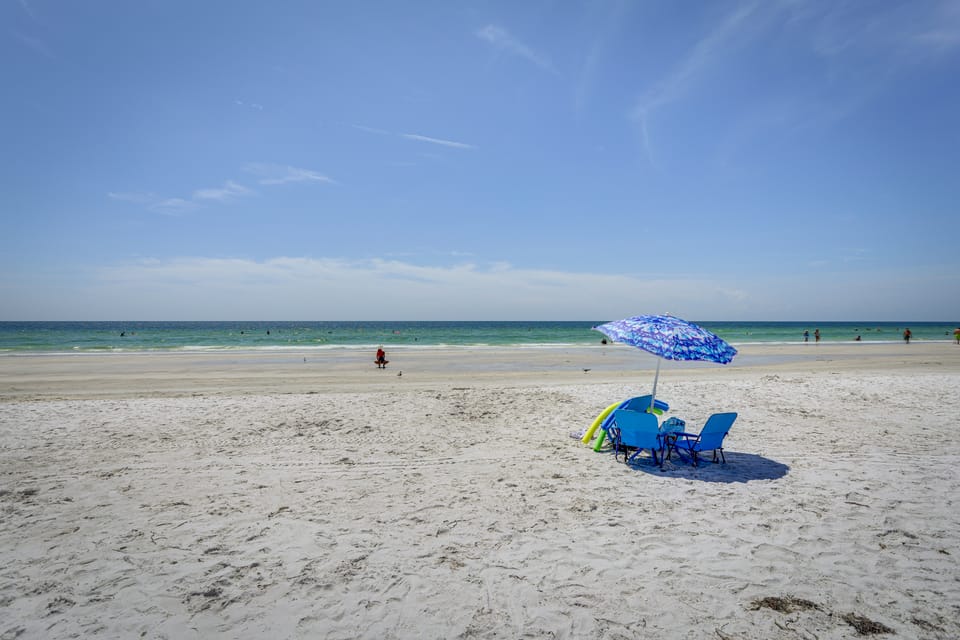 Steps to Seawall: Cozy Indian Rocks Beach Cottage Cottage in Indian Rocks Beach