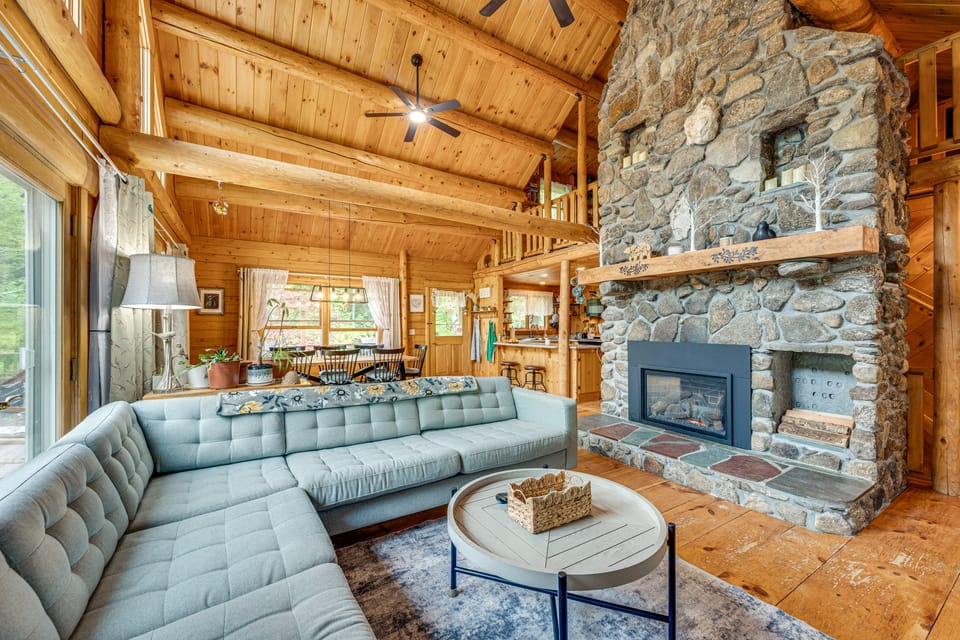 Alexandria Cabin w/ Patio, Grill & Deck House in Alexandria