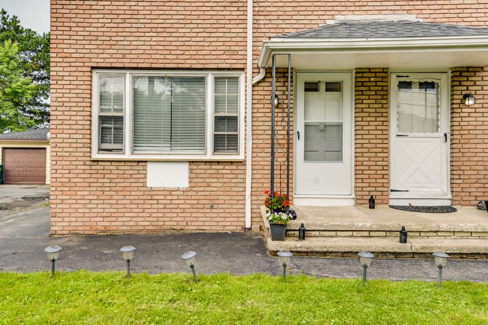 4 Mi to Dtwn Rochester: Charming Apt w/ Patio! Apartment in Rochester