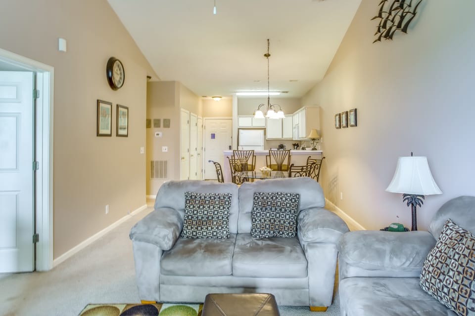 Golf Getaway w/ Pool Access in Myrtle Beach! Apartment in Carolina Forest