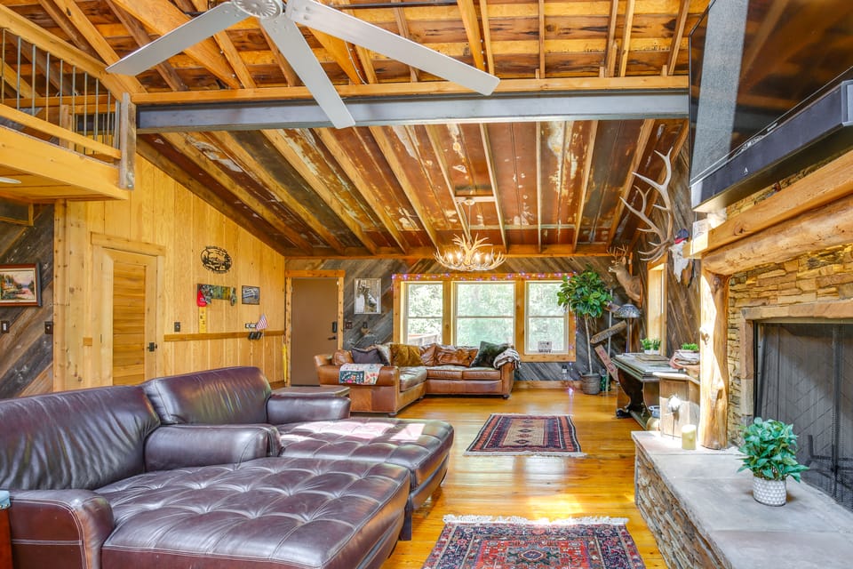 Serene Pacific Getaway: Deck, Grill & Fire Pit! House in Ozark Mountains