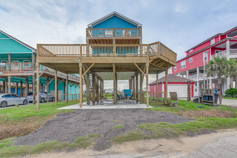 Walk to Gulf: Ocean-View Home in Crystal Beach! House in Bolivar Peninsula