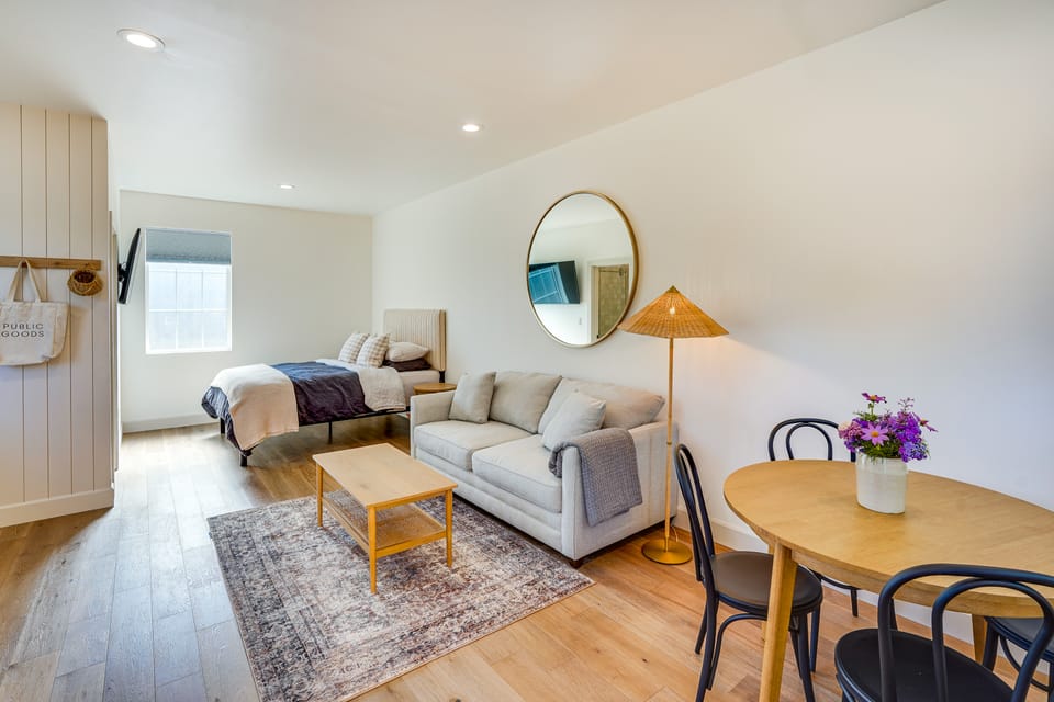 Modern Studio in Bend ~ 3 Mi to Sunriver Resort! Apartment in Three Rivers