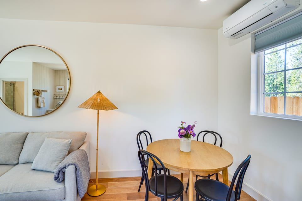 Modern Studio in Bend ~ 3 Mi to Sunriver Resort! Apartment in Three Rivers