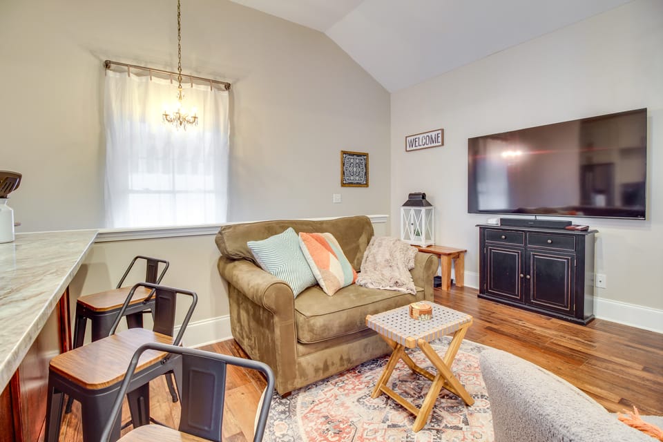 Cozy Savannah Vacation Rental w/ Fenced Courtyard! Apartment in Savannah
