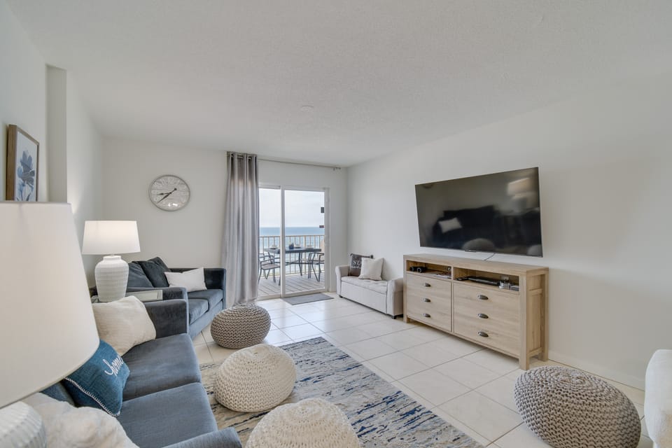 Beachfront Condo in Gulf Shores w/ Pool Access! Apartment in West Beach