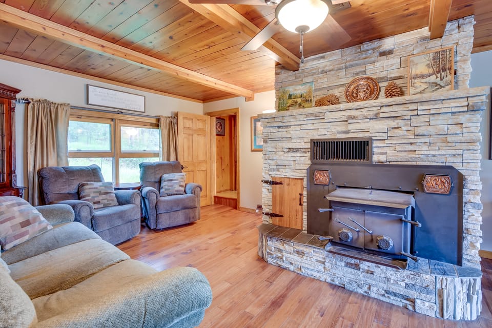 Hill City Haven ~ 23 Mi to Rapid City! House in West Pennington