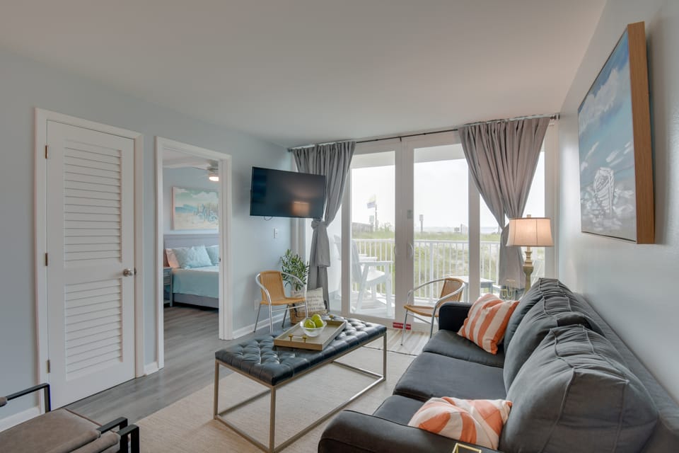 Beachfront Gulf Shores Condo w/ Community Pool! Apartment in Gulf Shores