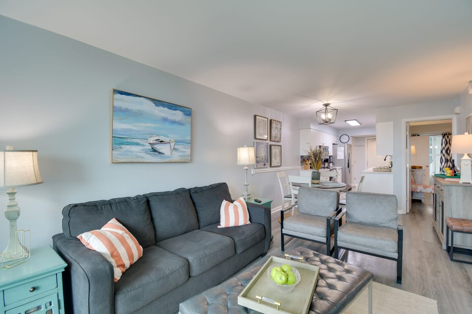 Beachfront Gulf Shores Condo w/ Community Pool! Apartment in Gulf Shores