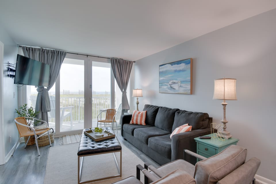 Beachfront Gulf Shores Condo w/ Community Pool! Apartment in Gulf Shores
