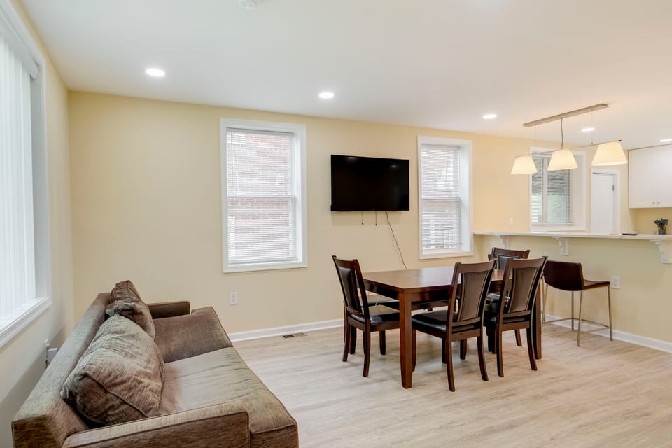 5 Mi to National Mall: DC Townhome! Apartment in District of Columbia