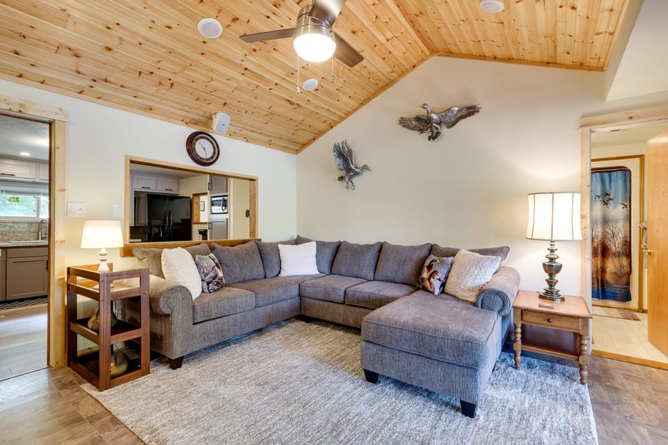 Lakefront College Station Home Near Texas A & M! Cottage in College Station