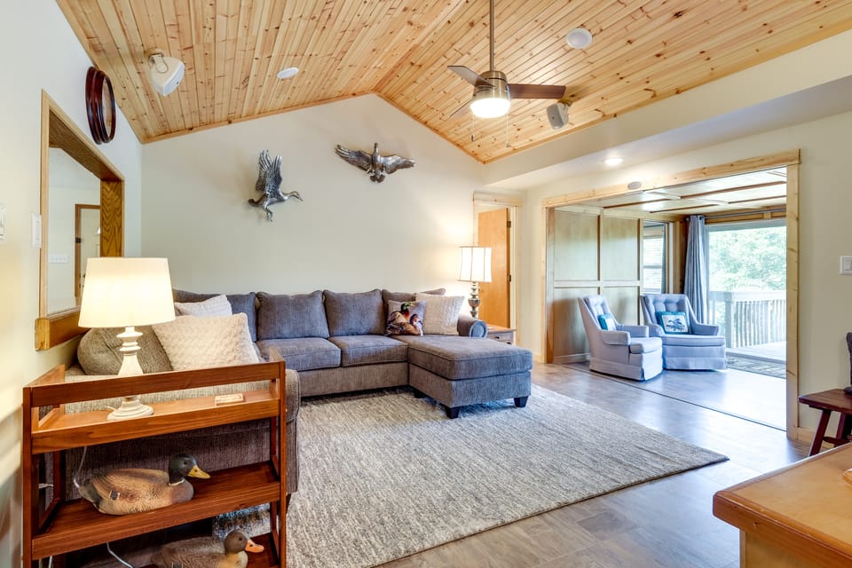 Lakefront College Station Home Near Texas A & M! Cottage in College Station
