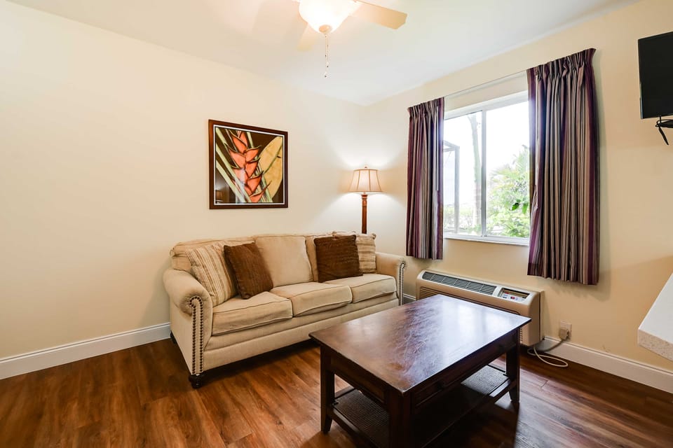 Boat, Bird & Bask: Studio 15 Mi to Everglades NP Apartment in Collier County