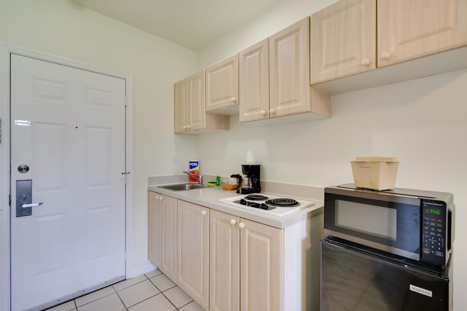 Naples Oasis w/ Screened Porch & Tennis Court! Apartment in Collier County