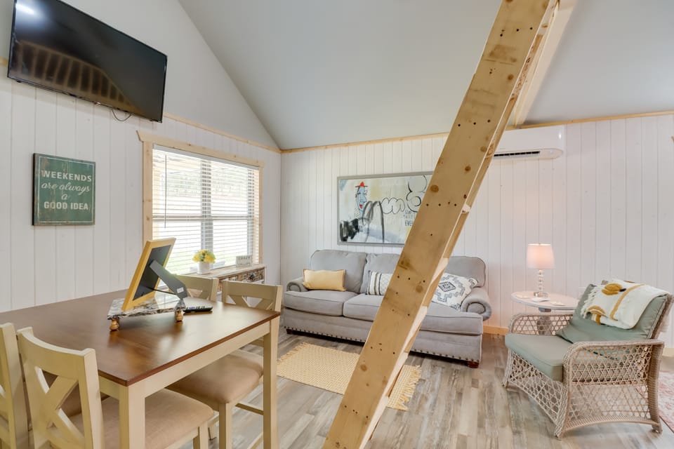 Cozy Studio Cabin ~ 1 Mi to Greers Ferry Lake! Apartment in Greers Ferry Lake