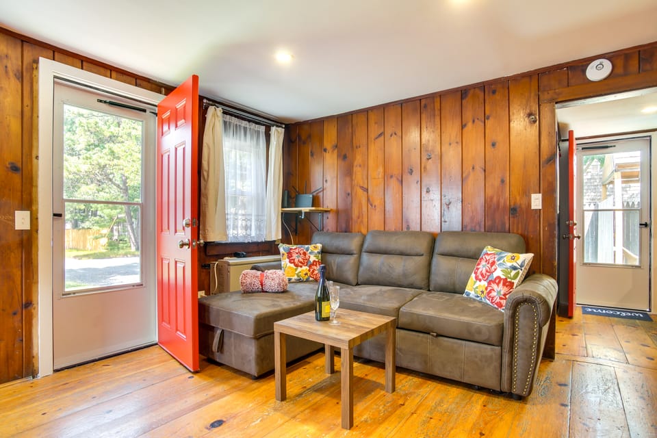 Hot Tub & Fire Pit: Dog-Friendly House in Yarmouth House in South Yarmouth