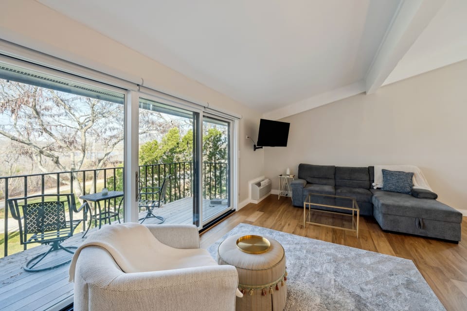 Elegant 4-Season Lake Geneva Condo w/ Fireplace! Apartment in Wisconsin