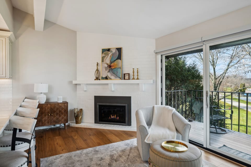 Elegant 4-Season Lake Geneva Condo w/ Fireplace! Apartment in Wisconsin
