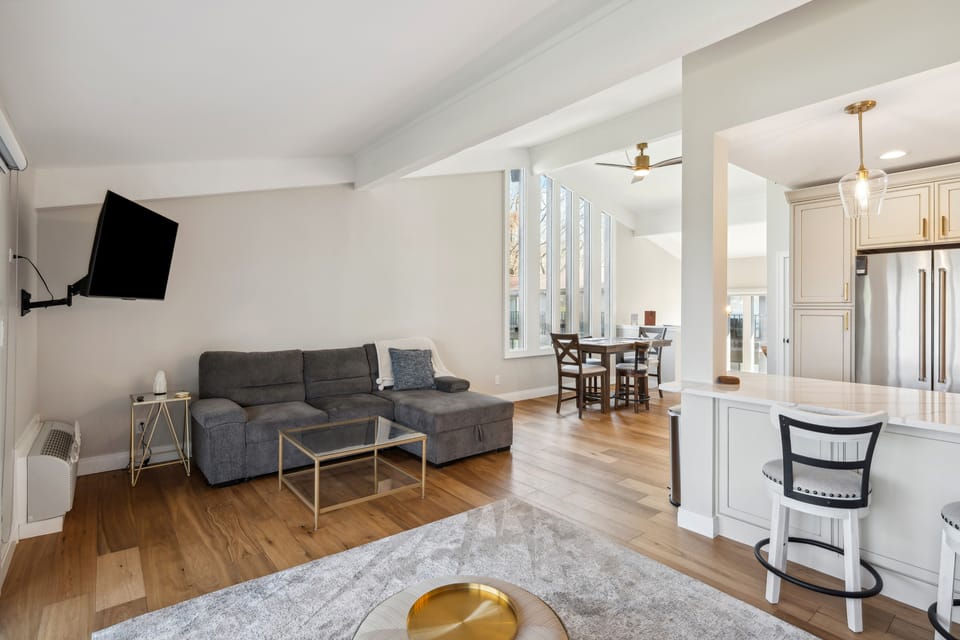 Elegant 4-Season Lake Geneva Condo w/ Fireplace! Apartment in Wisconsin