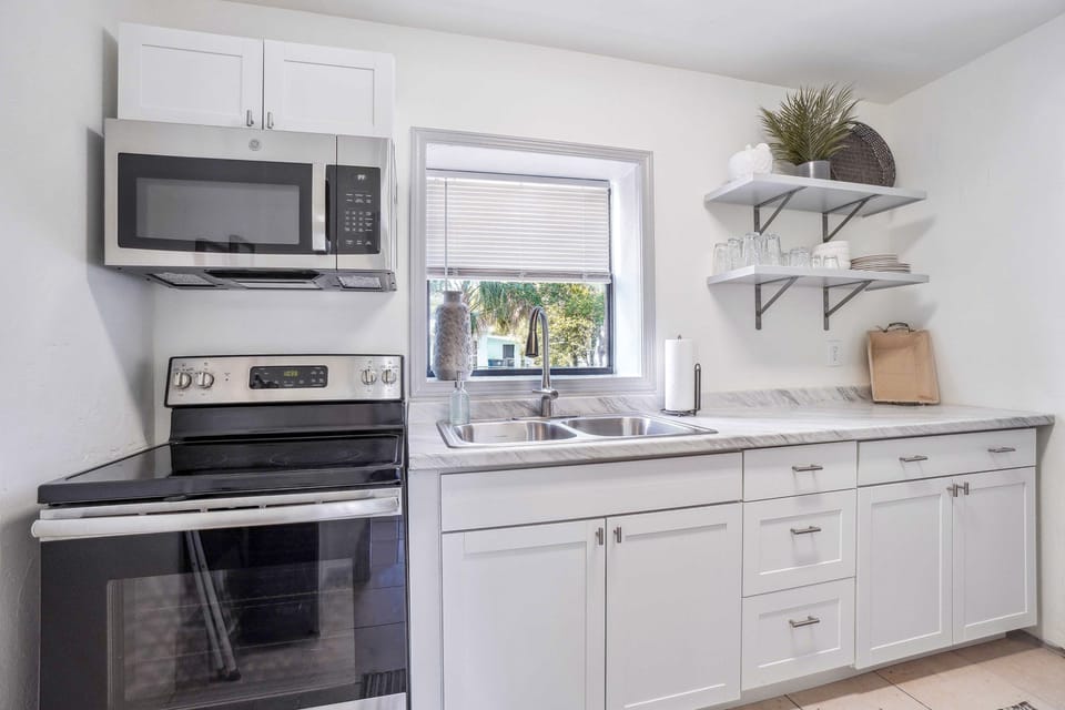 6 Mi to Downtown Orlando: Quiet Home w/ Sunroom House in Winter Park